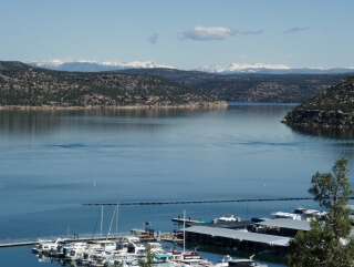 Navajo Lake Reservoir nestled in the mountains.